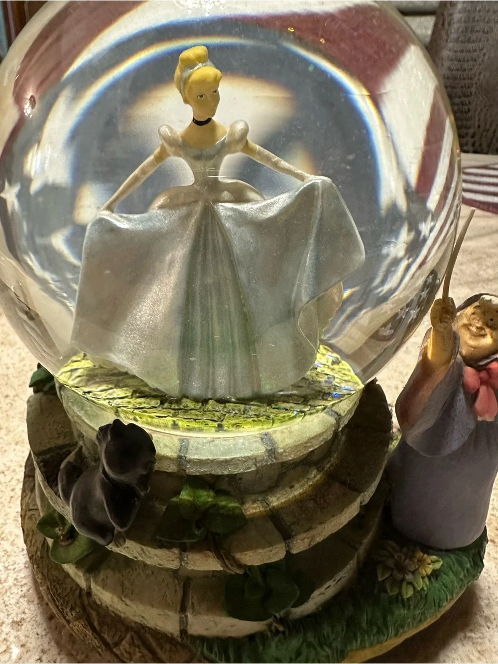 Disney Cinderella Snow Globe – Silver Dress with Yellow Hair